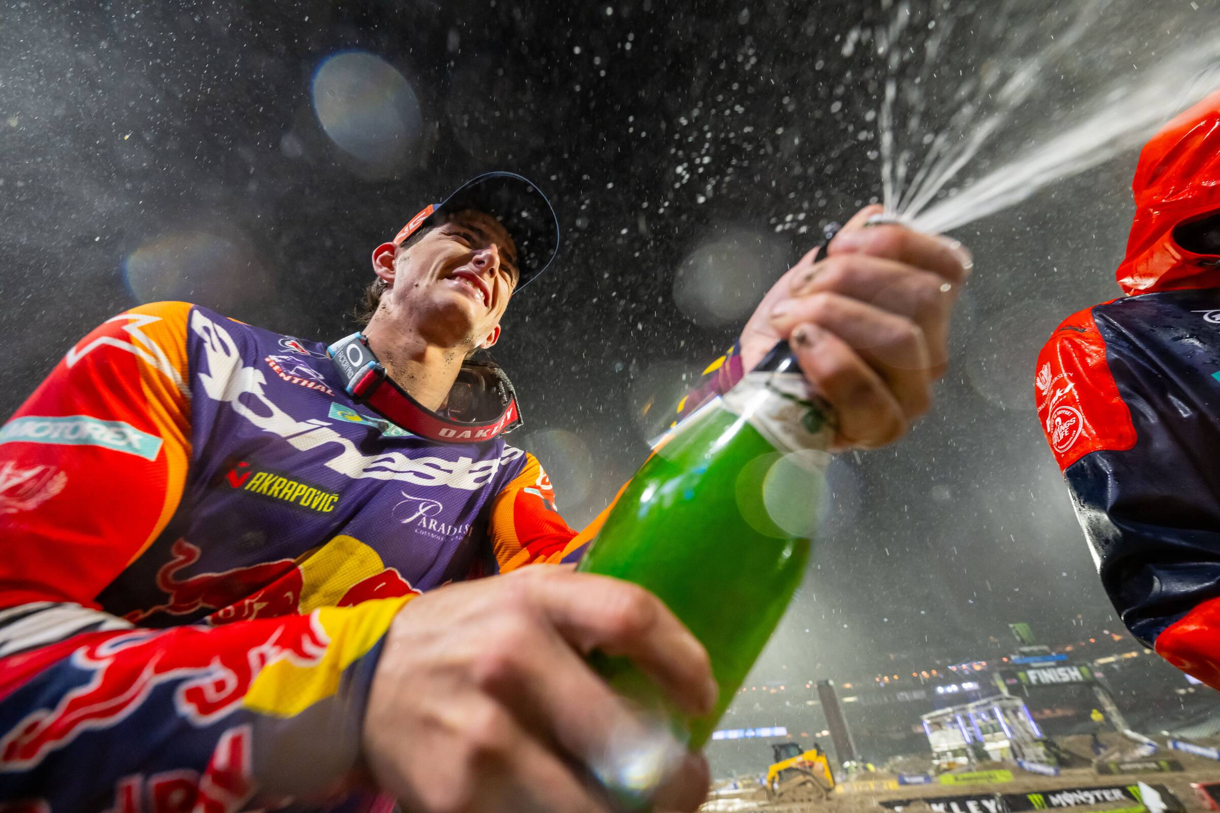 AMA SUPERCROSS: CHASE SEXTON coglie la prima vittoria con Red Bull KTM FACTORY RACING