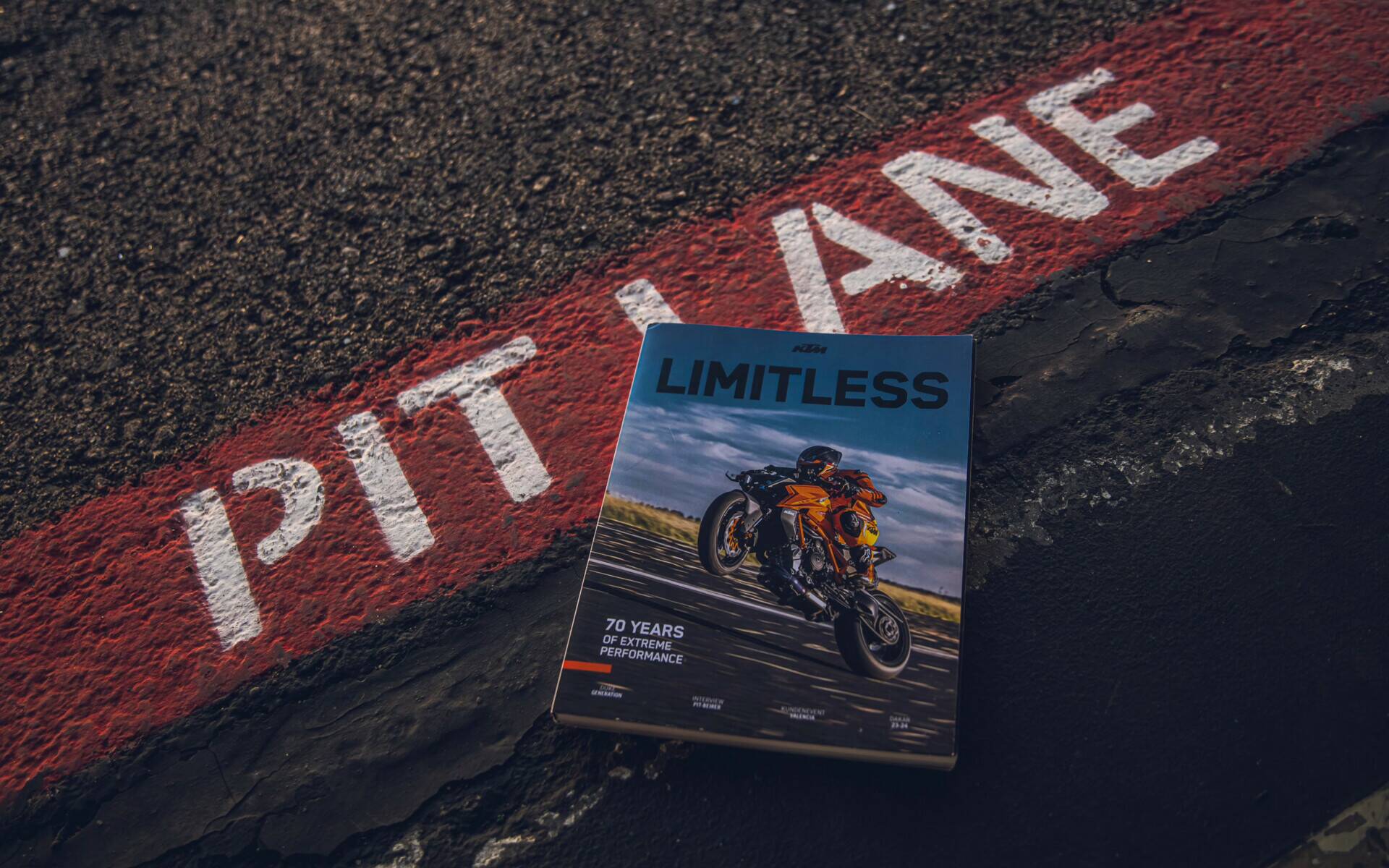 SCOPRI TUTTO L'ORANGE DI KTM NELLE PAGINE DI "LIMITLESS"