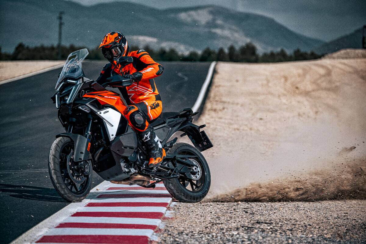 NUOVA KTM 1390 SUPER ADVENTURE S EVO 2025: TUTTO IL RESTO È PASSATO