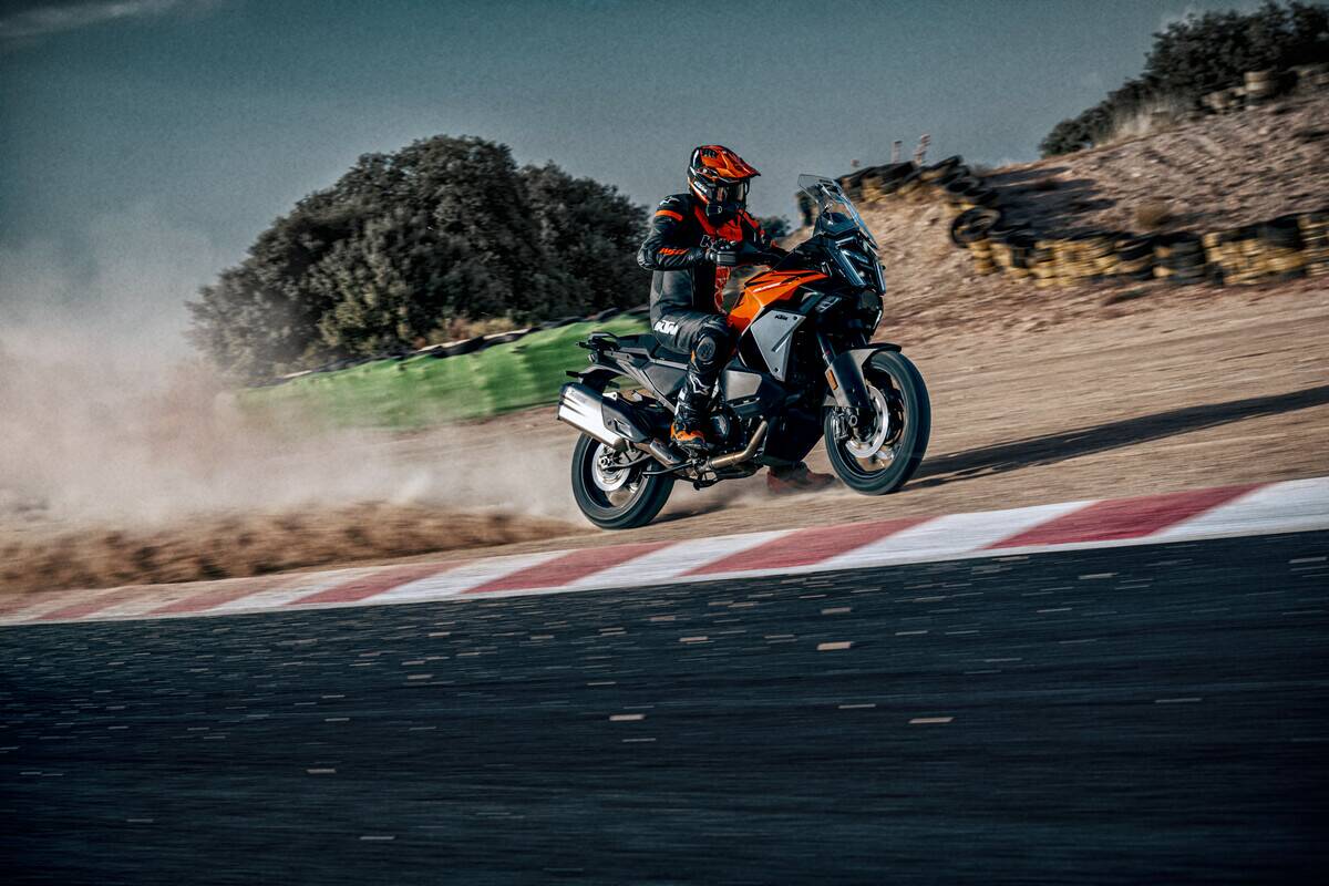 NUOVA KTM 1390 SUPER ADVENTURE S EVO 2025: TUTTO IL RESTO È PASSATO