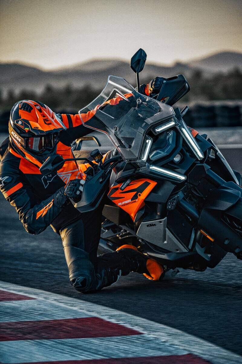 NUOVA KTM 1390 SUPER ADVENTURE S EVO 2025: TUTTO IL RESTO È PASSATO