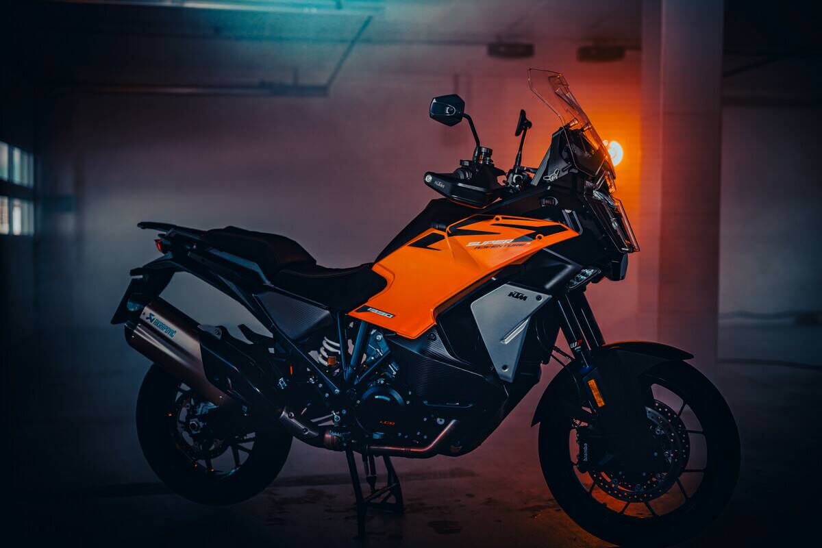 NUOVA KTM 1390 SUPER ADVENTURE S EVO 2025: TUTTO IL RESTO È PASSATO