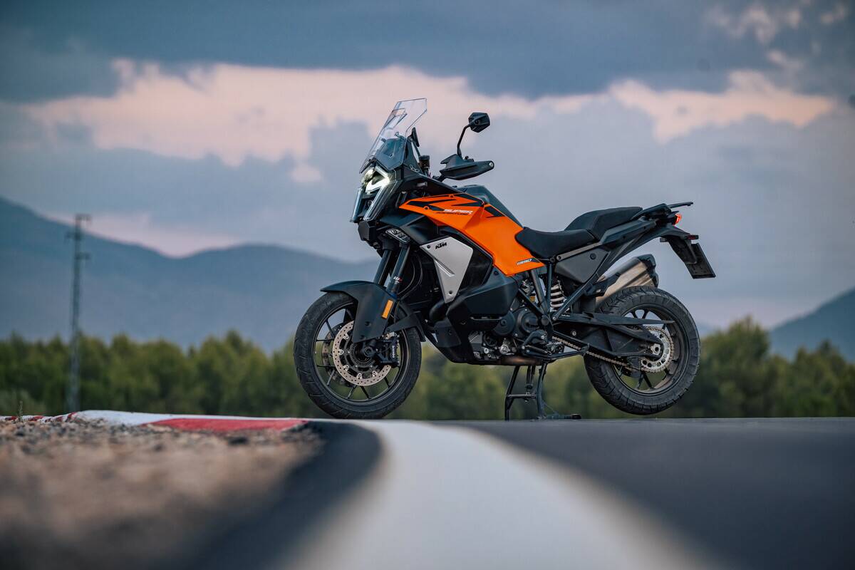 NUOVA KTM 1390 SUPER ADVENTURE S EVO 2025: TUTTO IL RESTO È PASSATO