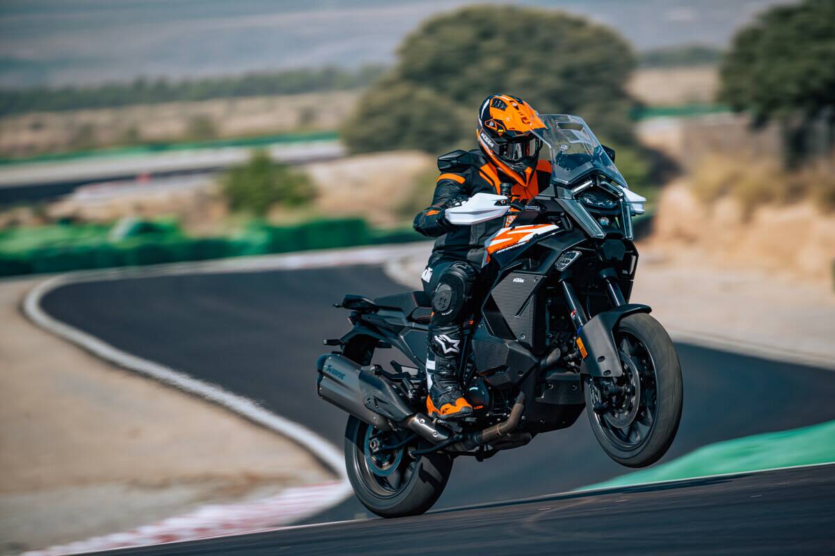 KTM 1390 SUPER ADVENTURE S 2025: IL NUOVO RIFERIMENTO DELLA CATEGORIA È ARRIVATO SULLA TERRA