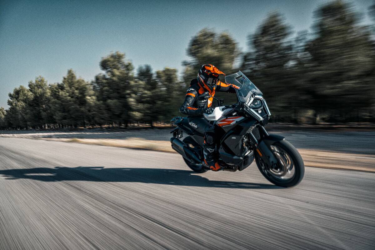 KTM 1390 SUPER ADVENTURE S 2025: IL NUOVO RIFERIMENTO DELLA CATEGORIA È ARRIVATO SULLA TERRA