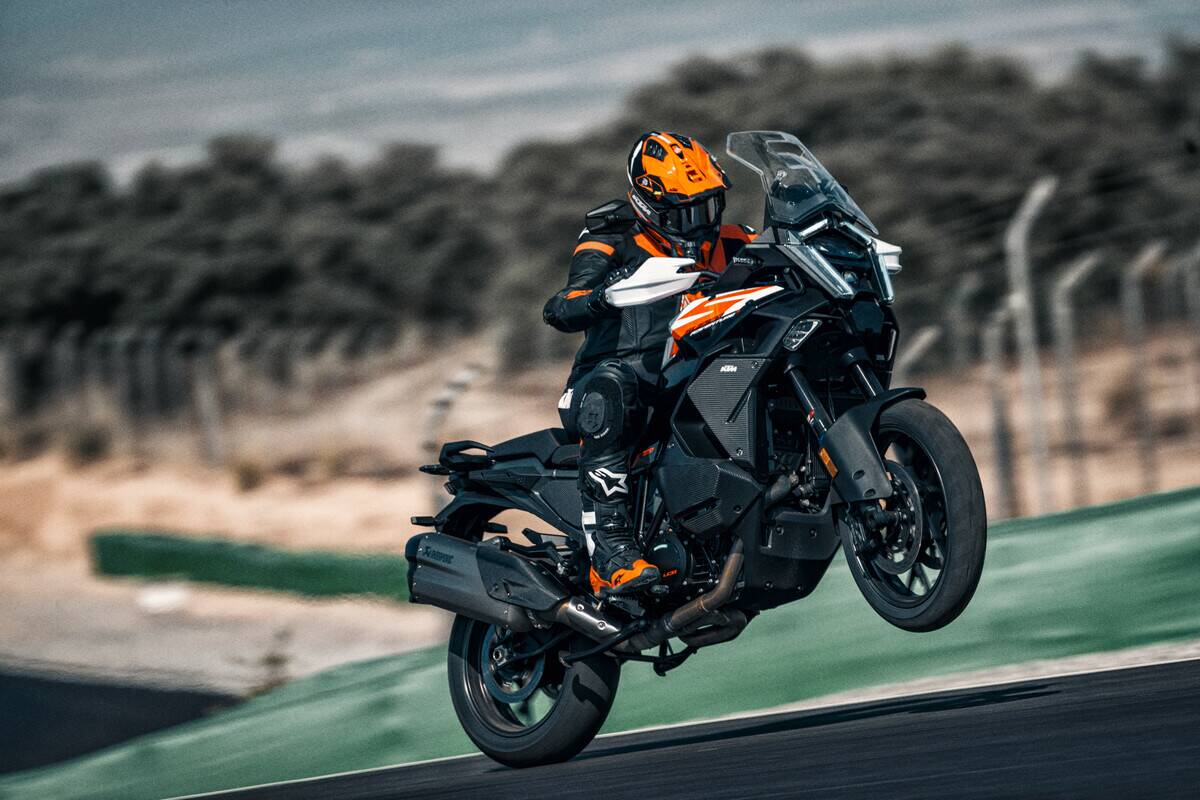 KTM 1390 SUPER ADVENTURE S 2025: IL NUOVO RIFERIMENTO DELLA CATEGORIA È ARRIVATO SULLA TERRA