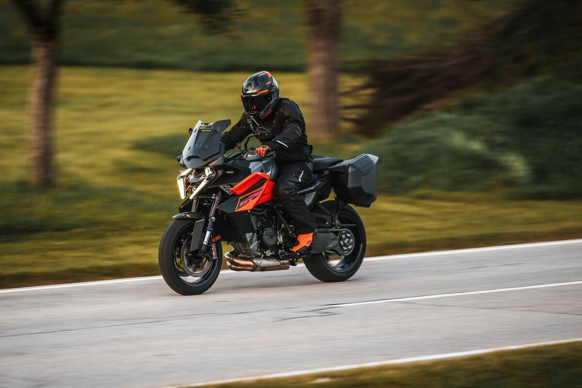 NUOVA KTM 1390 SUPER DUKE GT 2025: DIVORA LA STRADA CON APPETITO BESTIALE