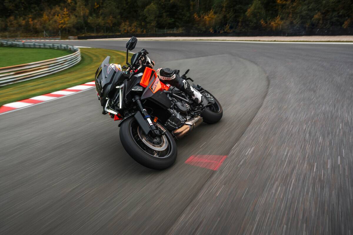 NUOVA KTM 1390 SUPER DUKE GT 2025: DIVORA LA STRADA CON APPETITO BESTIALE