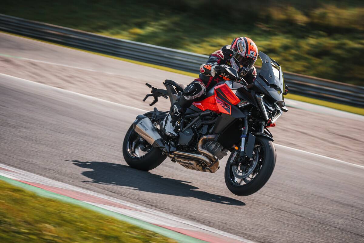 NUOVA KTM 1390 SUPER DUKE GT 2025: DIVORA LA STRADA CON APPETITO BESTIALE