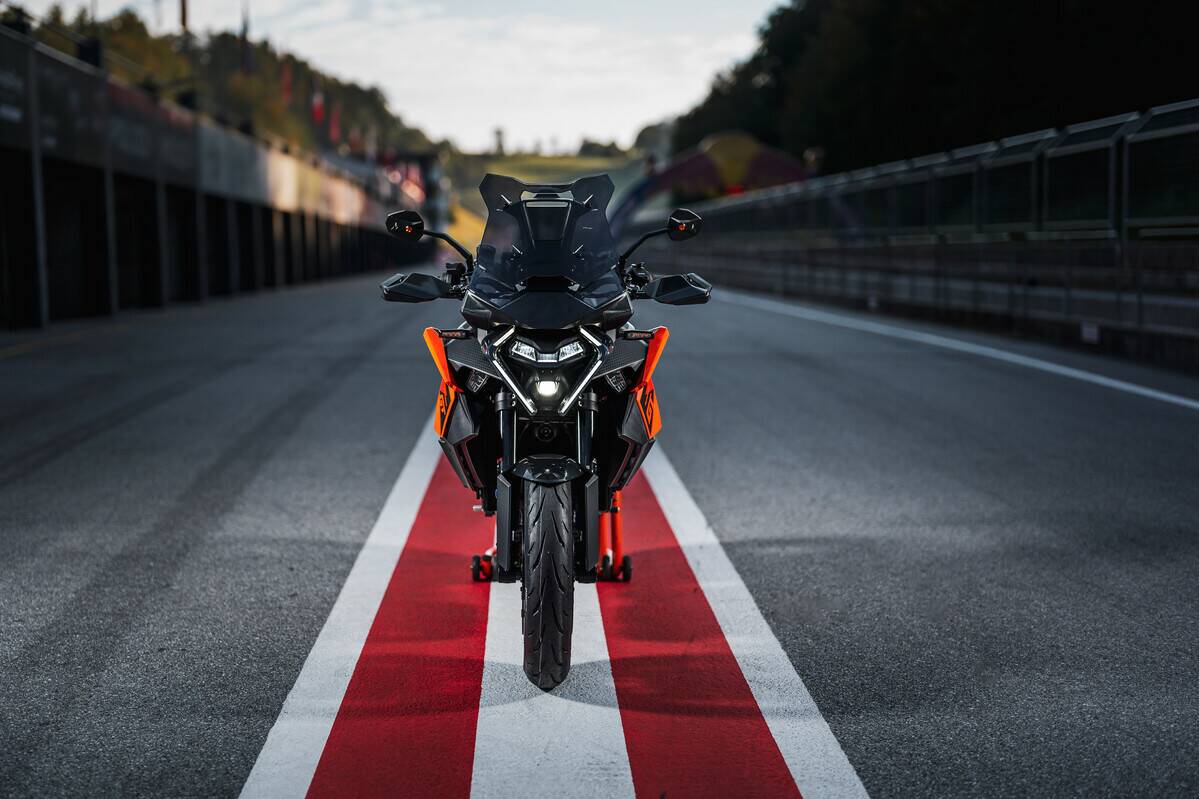 NUOVA KTM 1390 SUPER DUKE GT 2025: DIVORA LA STRADA CON APPETITO BESTIALE