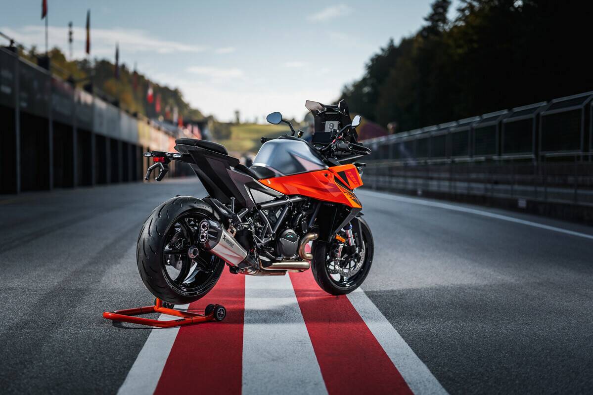 NUOVA KTM 1390 SUPER DUKE GT 2025: DIVORA LA STRADA CON APPETITO BESTIALE