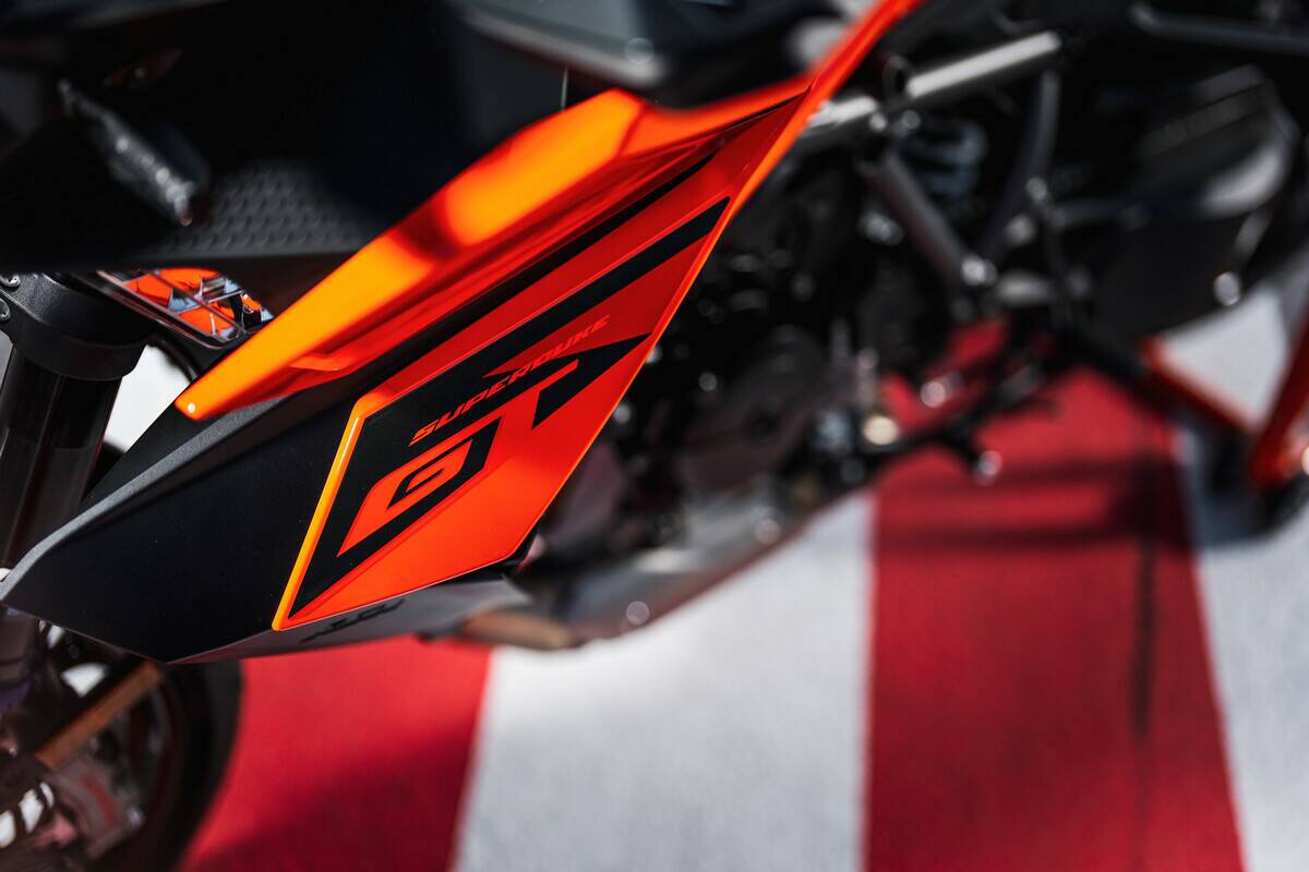 NUOVA KTM 1390 SUPER DUKE GT 2025: DIVORA LA STRADA CON APPETITO BESTIALE