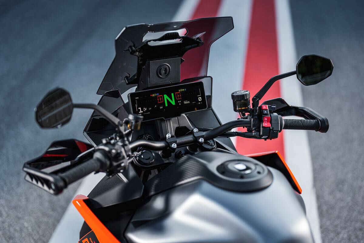 NUOVA KTM 1390 SUPER DUKE GT 2025: DIVORA LA STRADA CON APPETITO BESTIALE