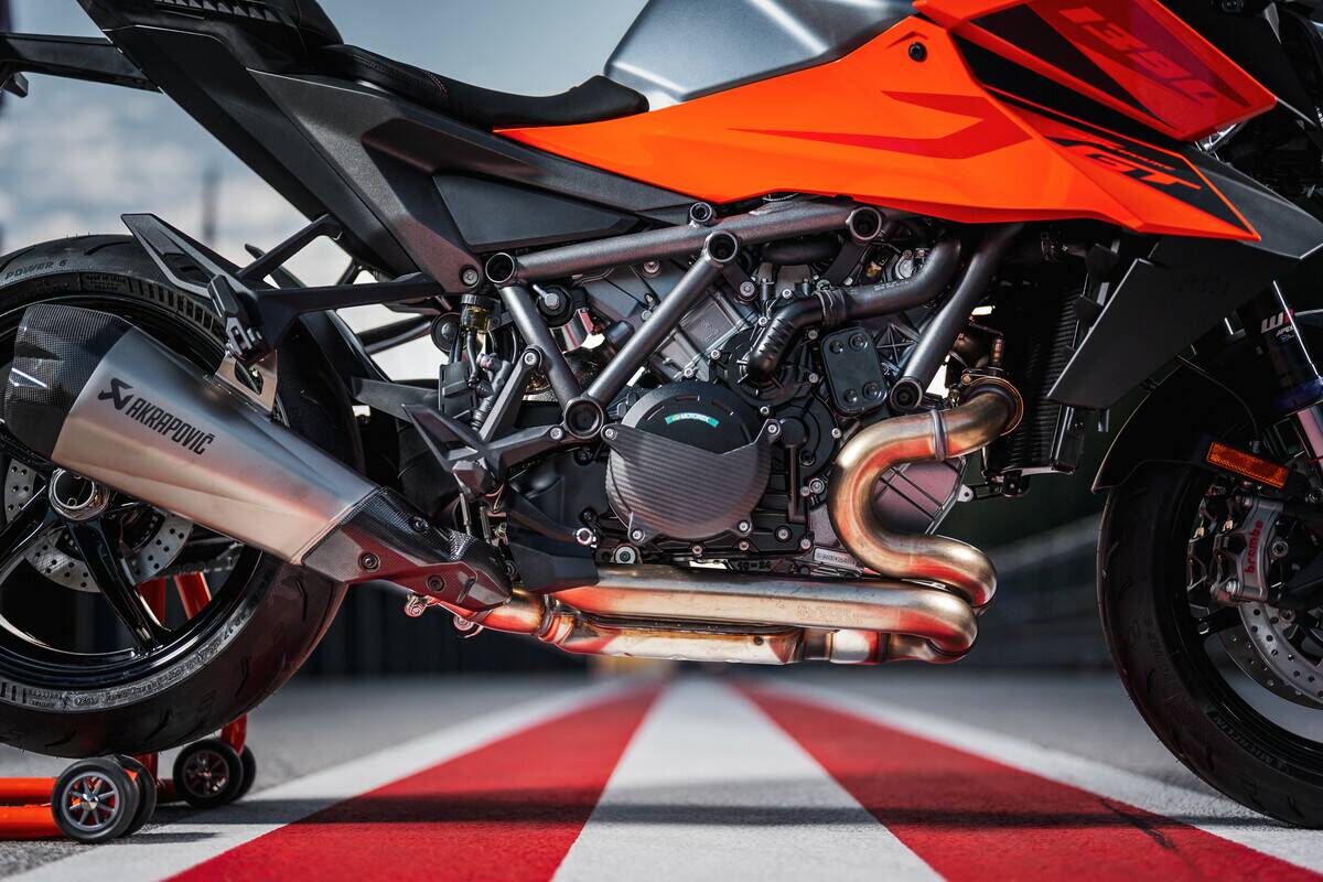 NUOVA KTM 1390 SUPER DUKE GT 2025: DIVORA LA STRADA CON APPETITO BESTIALE