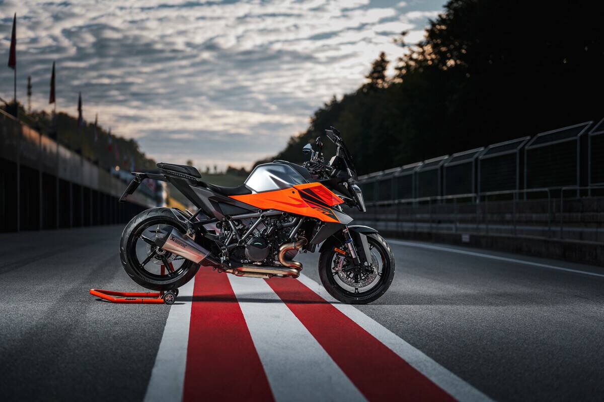 NUOVA KTM 1390 SUPER DUKE GT 2025: DIVORA LA STRADA CON APPETITO BESTIALE