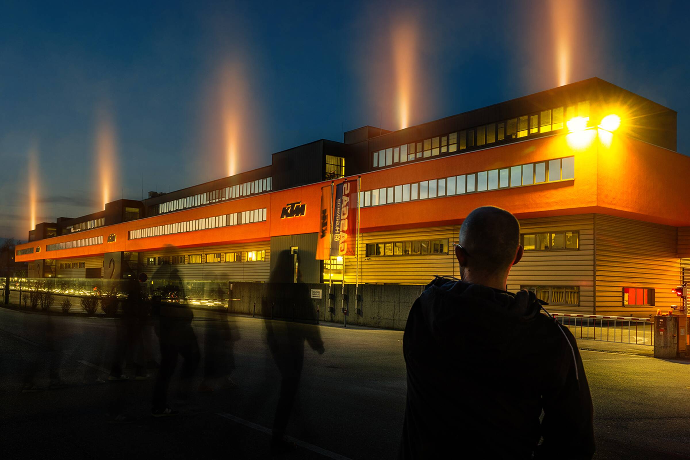 KTM GUARDA A UN FUTURO LUMINOSO E LANCIA LA CAMPAGNA "ORANGE BLOOD”