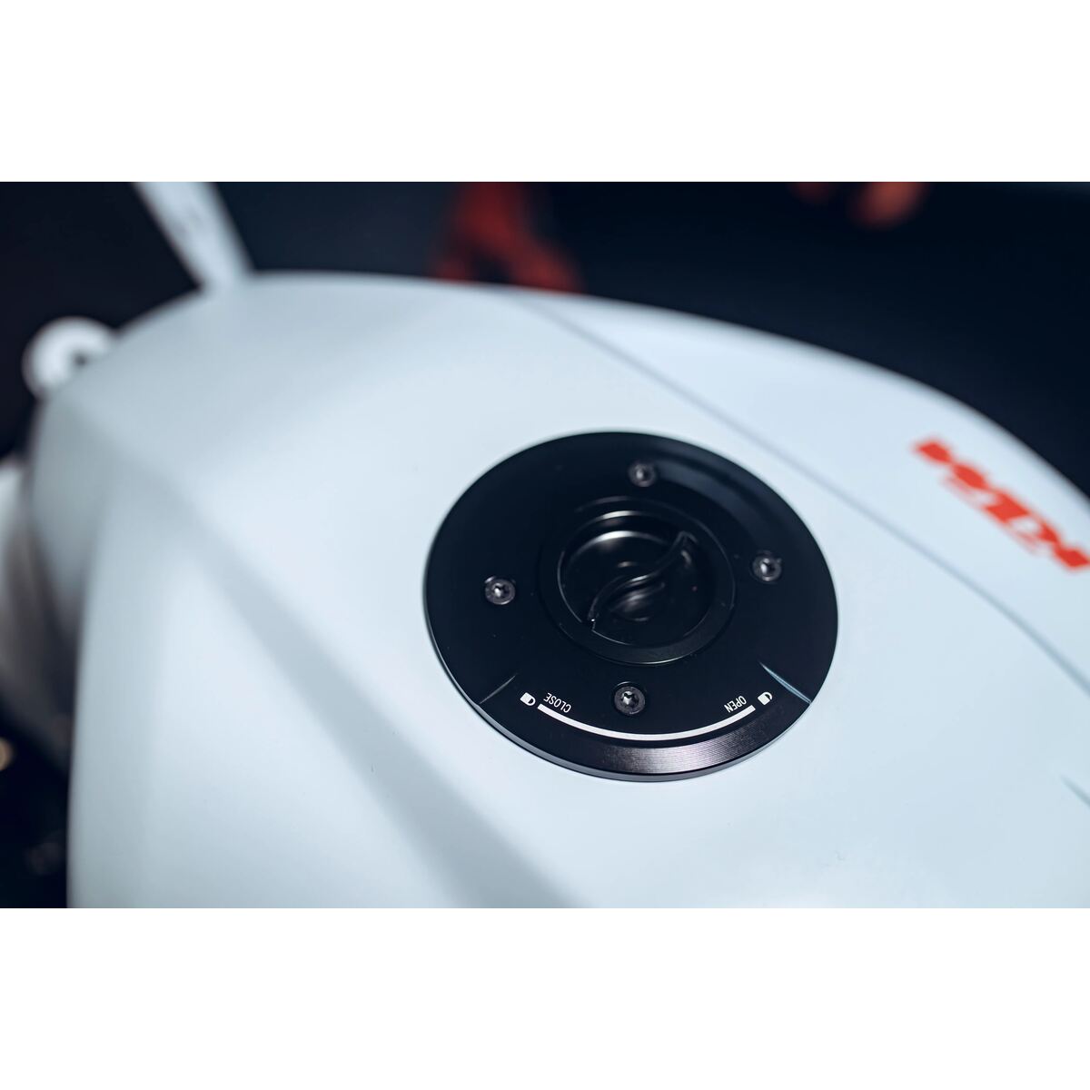 Fuel tank quick lock
